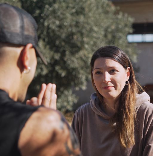 Ο εκπαιδευτής σκύλων Πέτρος Μητσάκος με εκπαιδευόμενη του